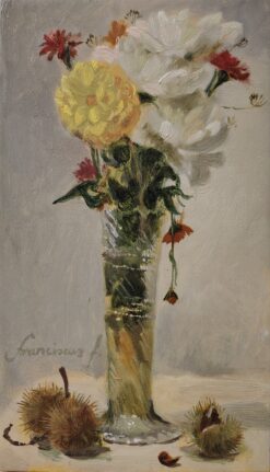Et pasglas med blomster og nogle kastanjer
